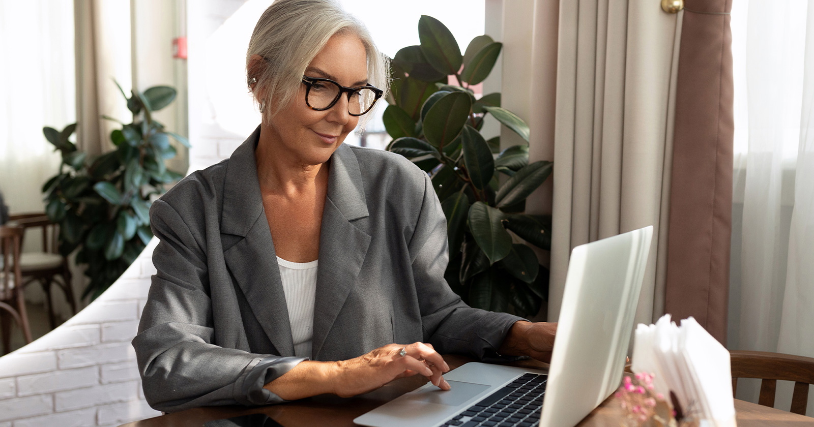 Seniorin arbeitet am Laptop | Credit: Jasen Wright/Shutterstock