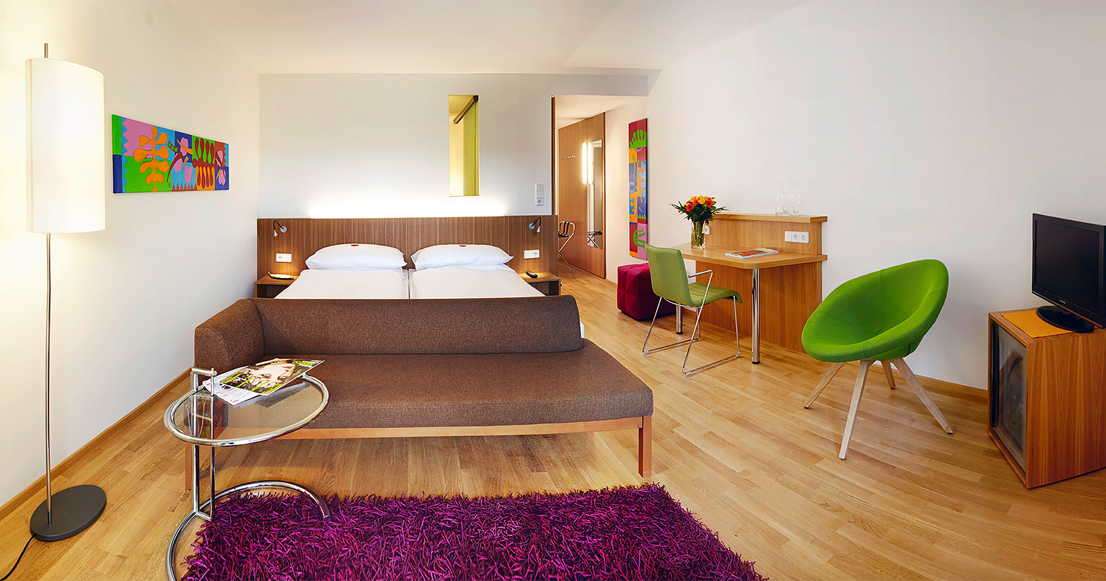 Modernes Hotelzimmer in kräftigen Farben | Credit: At the Park Hotel