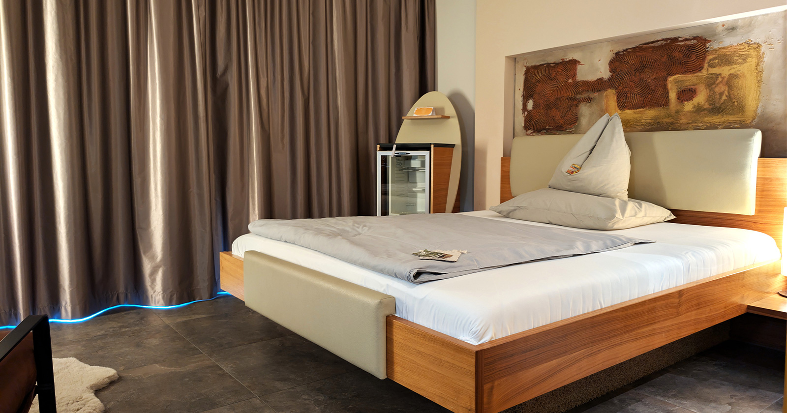 Modernes Hotelzimmer mit Doppelbett | Credit: Hotel AVIVA