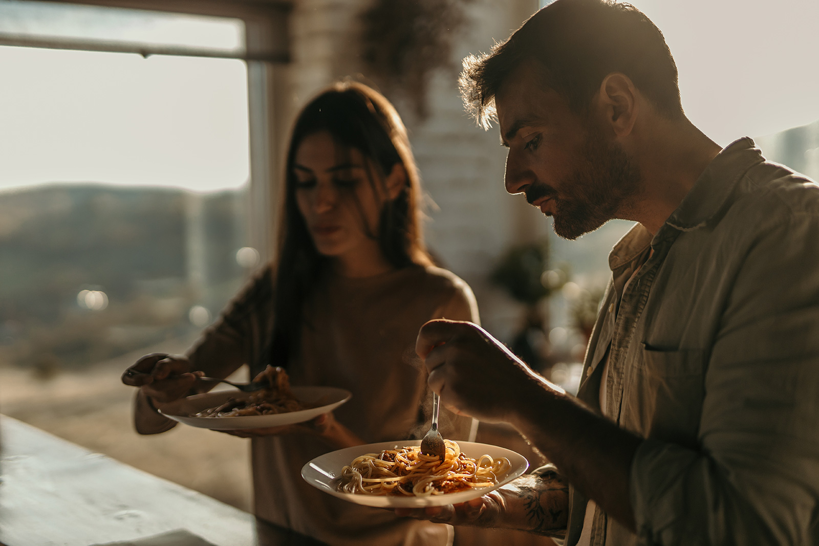 Pärchen beim gemeinsamen Pasta-Essen | Credit: La Famiglia/Shutterstock