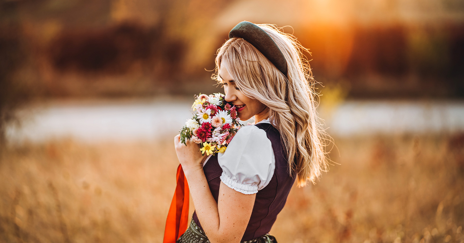 Junge blonde Frau im Dirndl | Credit: bedya/Shutterstock