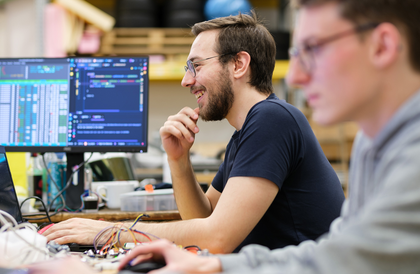 Zwei Studierende vor dem Computer | Credit: HCW/Leitner