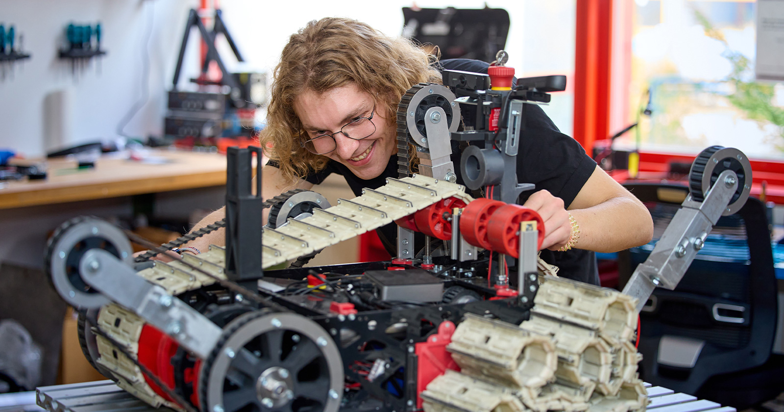 Junger Mann konstruiert Roboter | Credit: HCW/Schedl