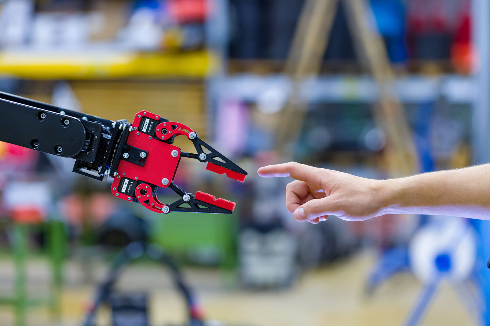 Roboterhand berührt menschliche Hand | Credit: HCW/Schedl