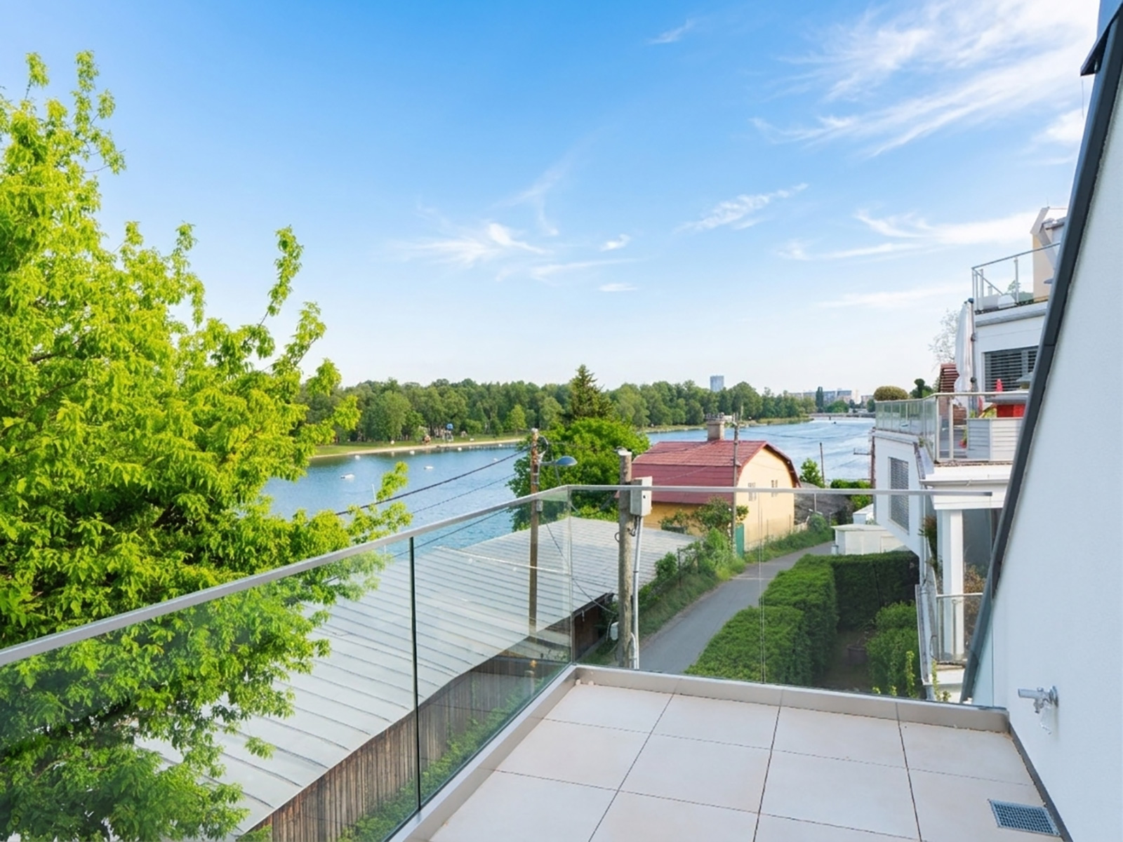 Balkon mit traumhafter Aussicht über Flusslandschaft | Credit: Glorit Bausysteme