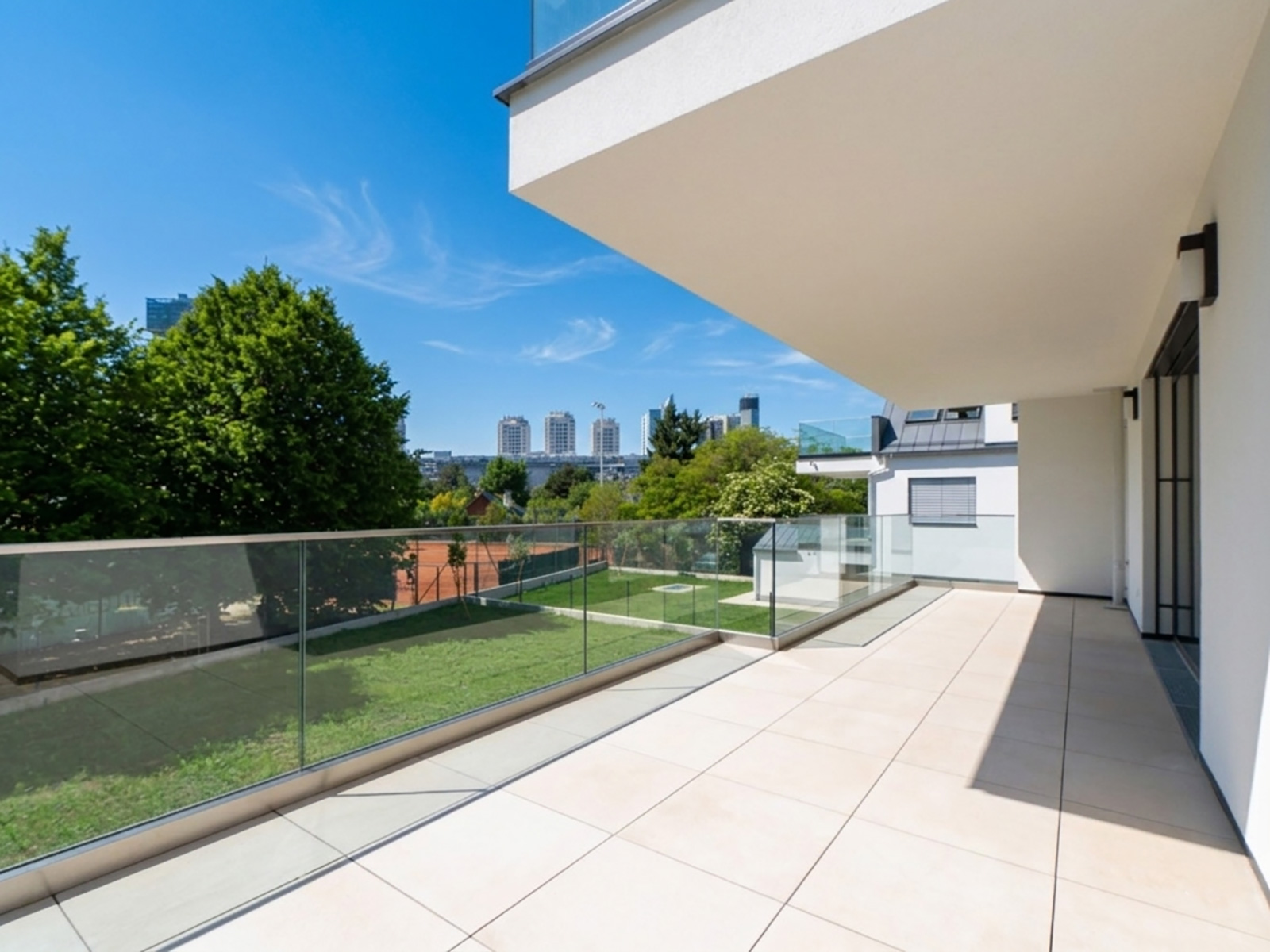 Terrasse mit Ausblick ins Grüne | Credit: Glorit Bausysteme