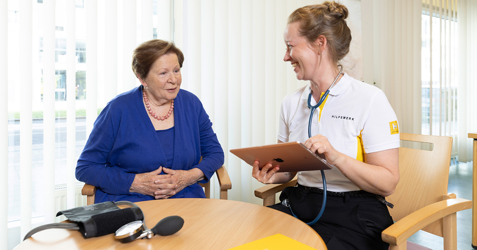 Seniorin mit einer Betreuerin | Credit: Hilfswerk/Christian Stemper