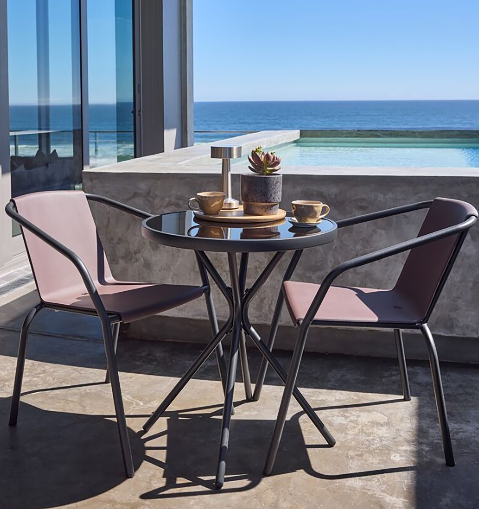 Gartenmöbel auf einer Strandterrasse | Credit: JYSK