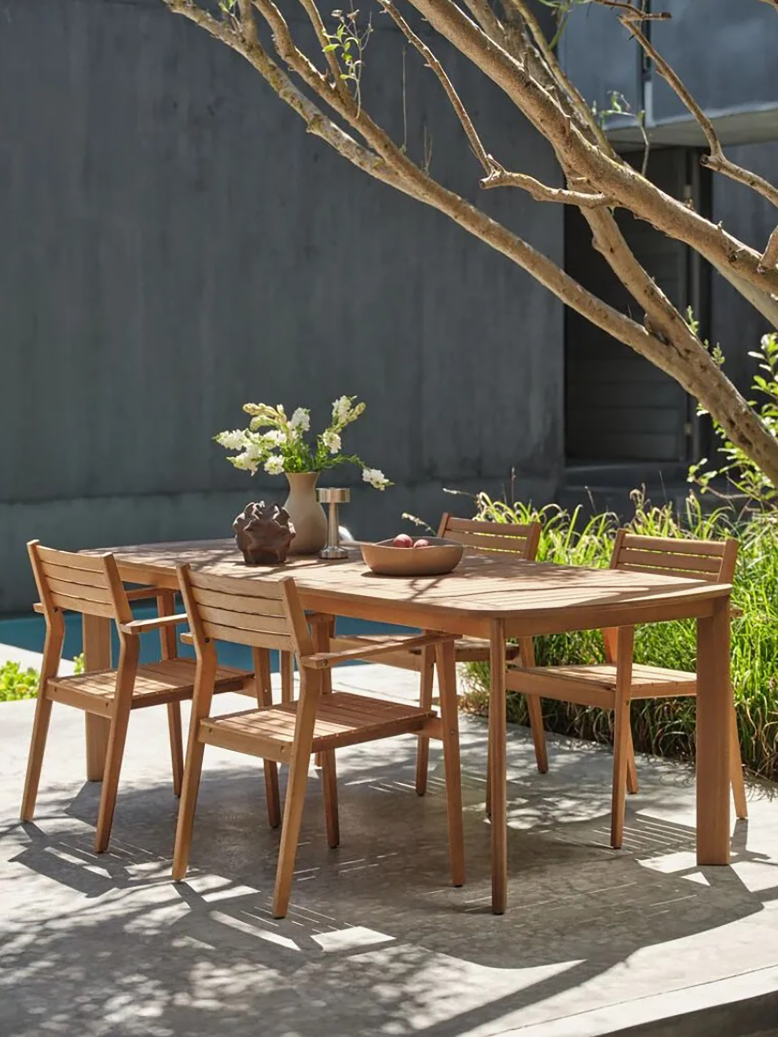 Gartenmöbel auf einer Terrasse unter strahlender Sonne | Credit: JYSK