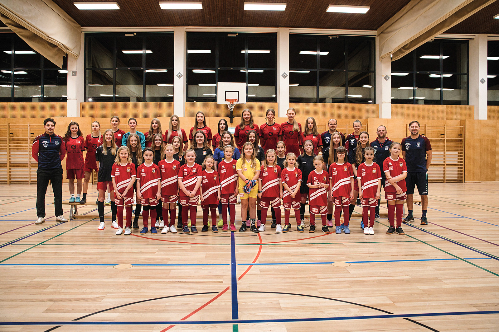 Weibliche und männliche Mitglieder eines Sportvereins posieren für ein Gruppenbild | Credit: Oberbank