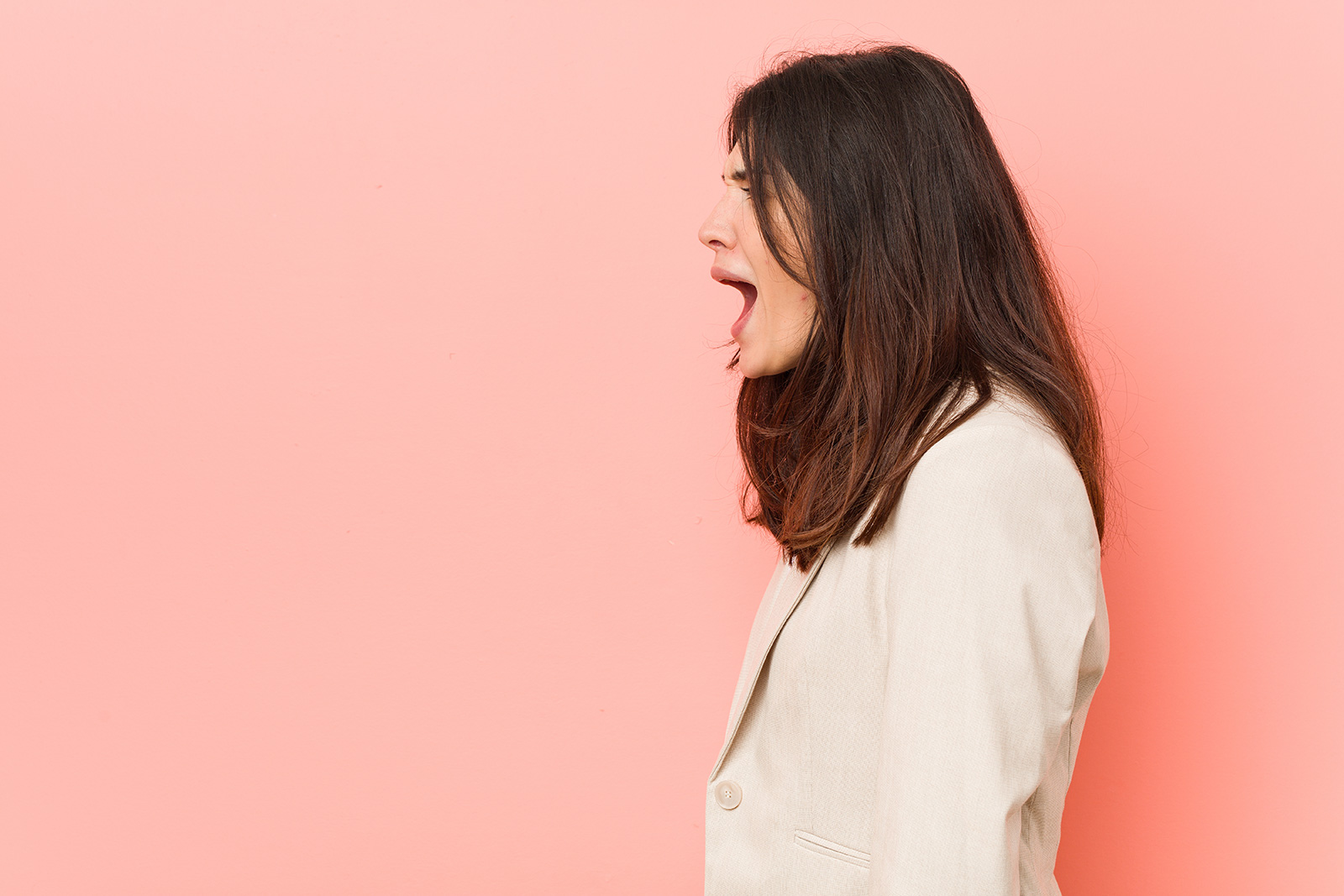 Frau bei Sprechübungen | Credit: Asier Romero/Shutterstock