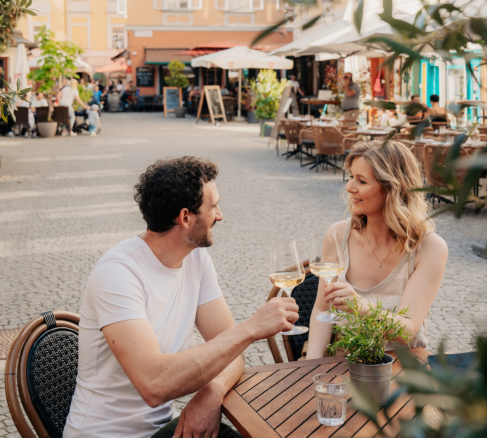 Junges Pärchen beim Anstoßen | Credit: Tourismusverband Region Graz/studio draussen
