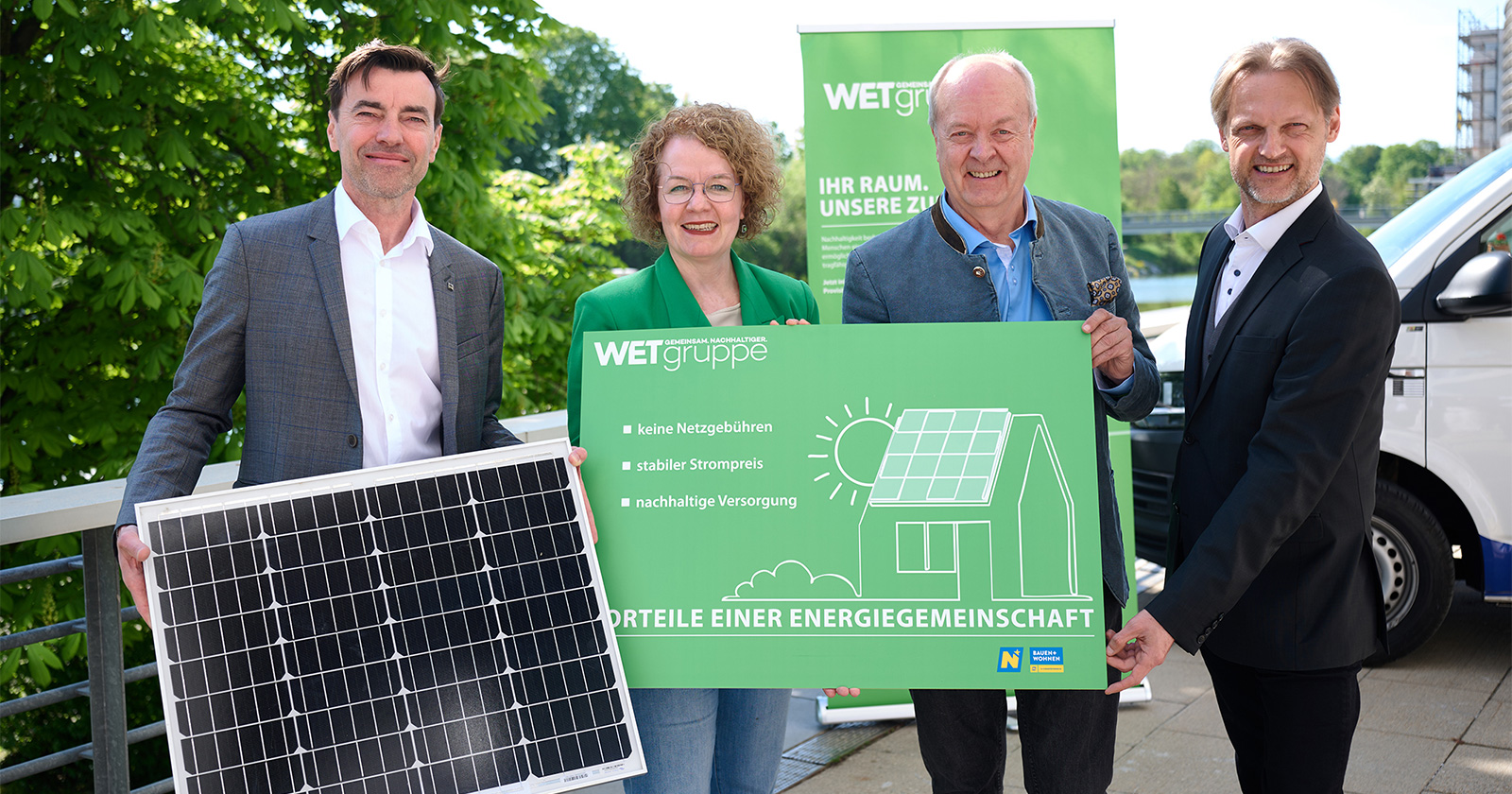 Eine Gruppe von einer Frau und drei Männern präsentiert eine Initiative zur nachhaltigen Stromversorgung | Credit: NLK Pfeiffer