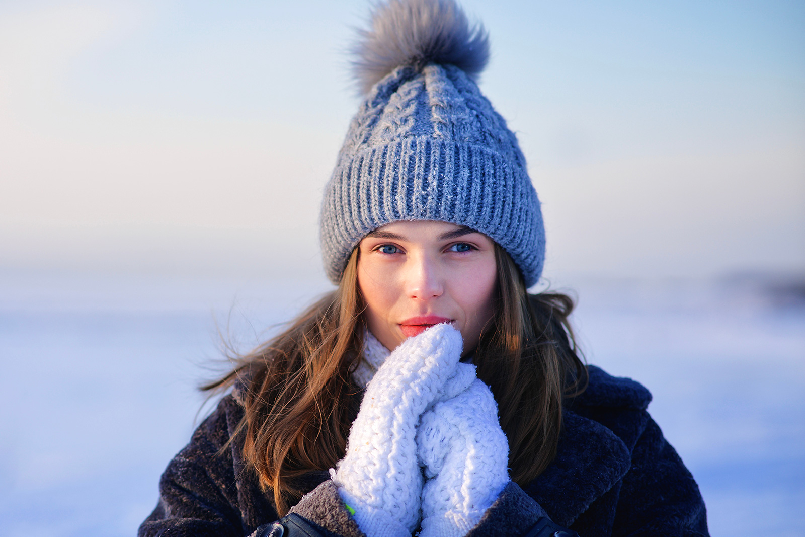 Frau mit Mütze an einem Wintertag | Credit: EugeneEdge/Shutterstock