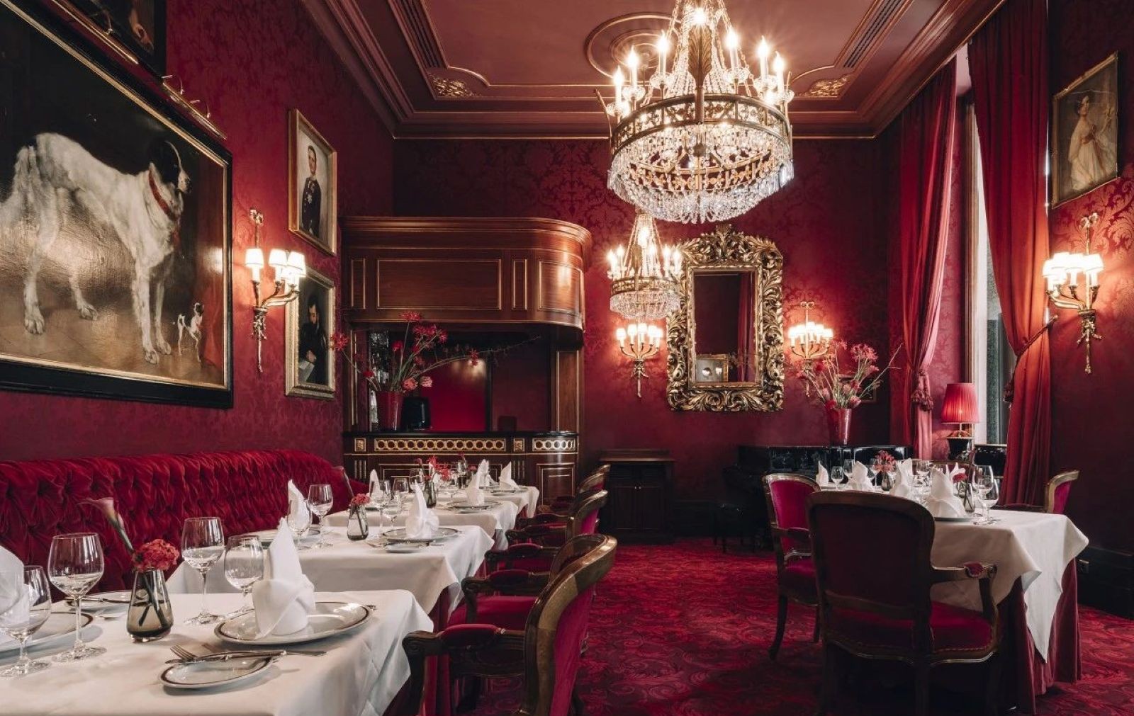 Blick in Restaurant mit gedeckten Tischen