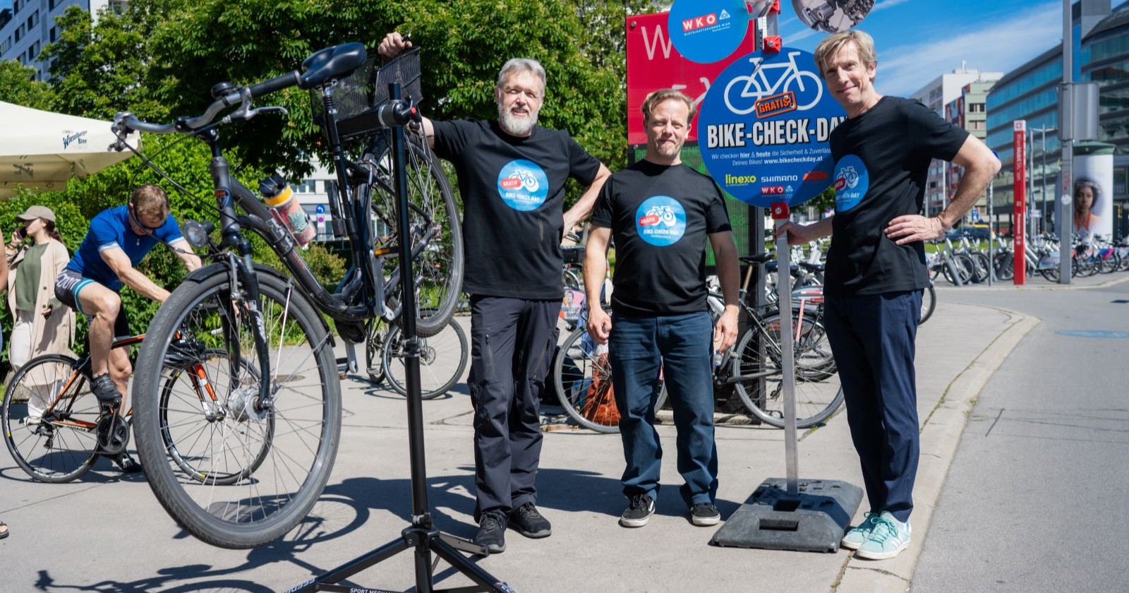 Gruppenbild mit Fahrrädern