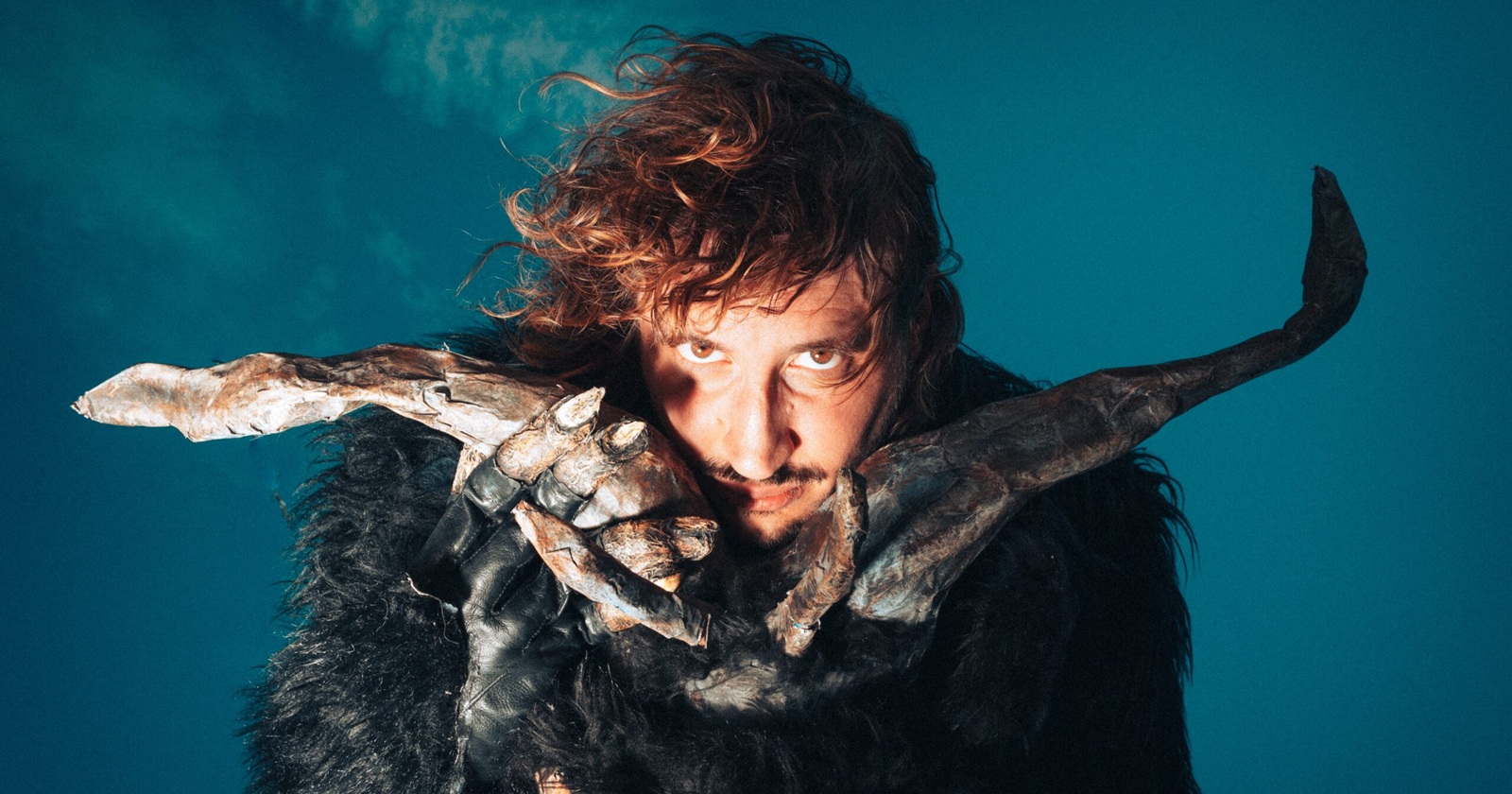 Kabarettist Berni Wagner in einem Monster-Kostüm