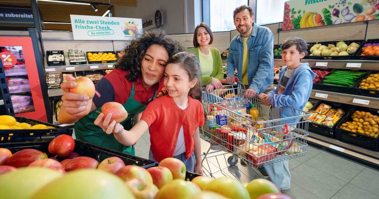 Familie im Supermarkt beim Einkaufen