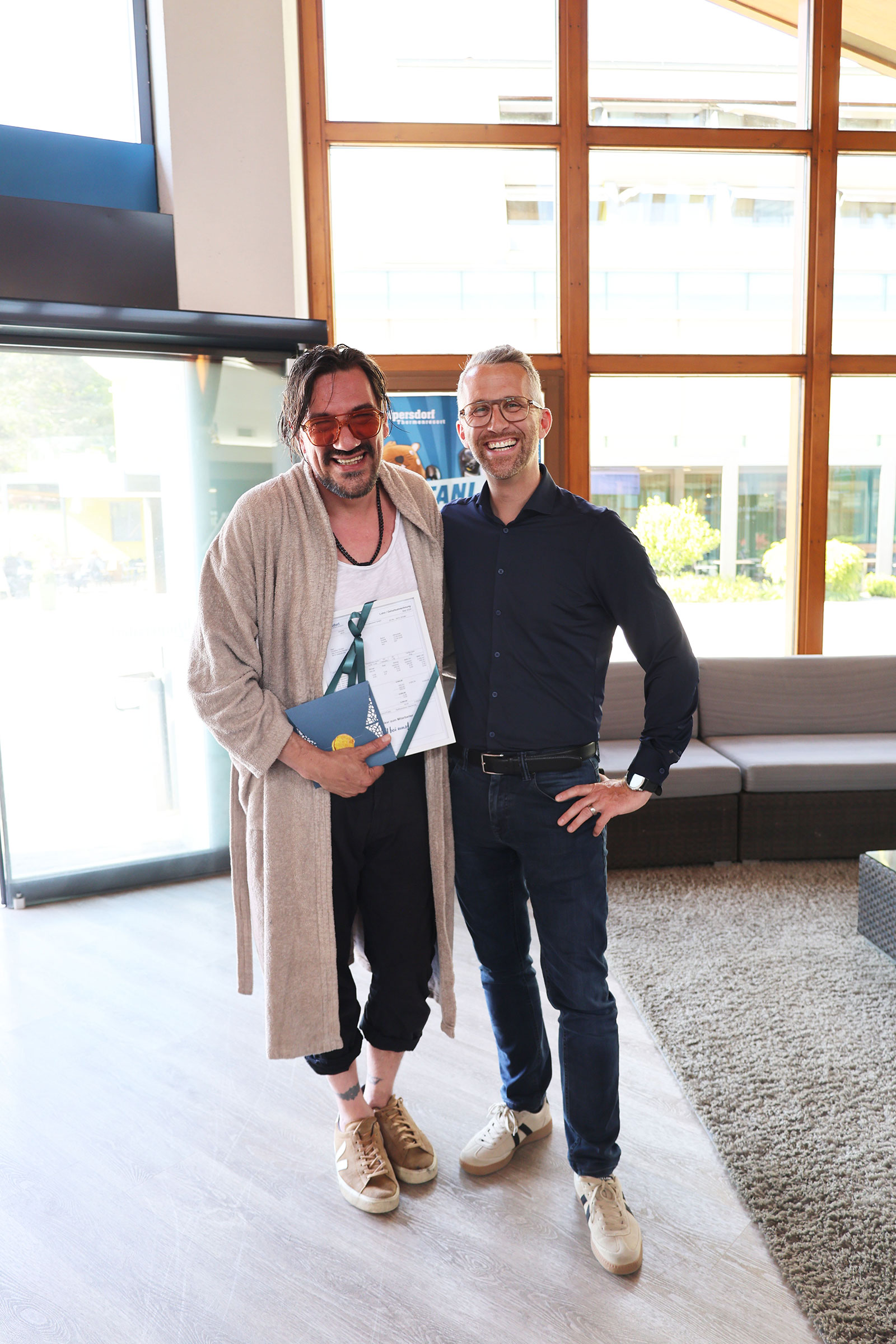 Christian Stani und Thermen-Geschäftsführer Philip Borckenstein-Quirini nach dem gemeinsamen Arbeitstag im Thermenresort Loipersdorf | Credit: Thermenresort Loipersdorf