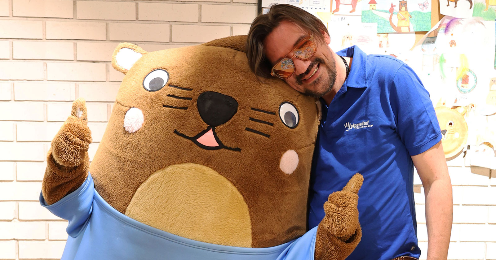 Christian Stani gemeinsam mit Maskottchen Otto bei der Kinderanimation | Credit: Thermenresort Loipersdorf