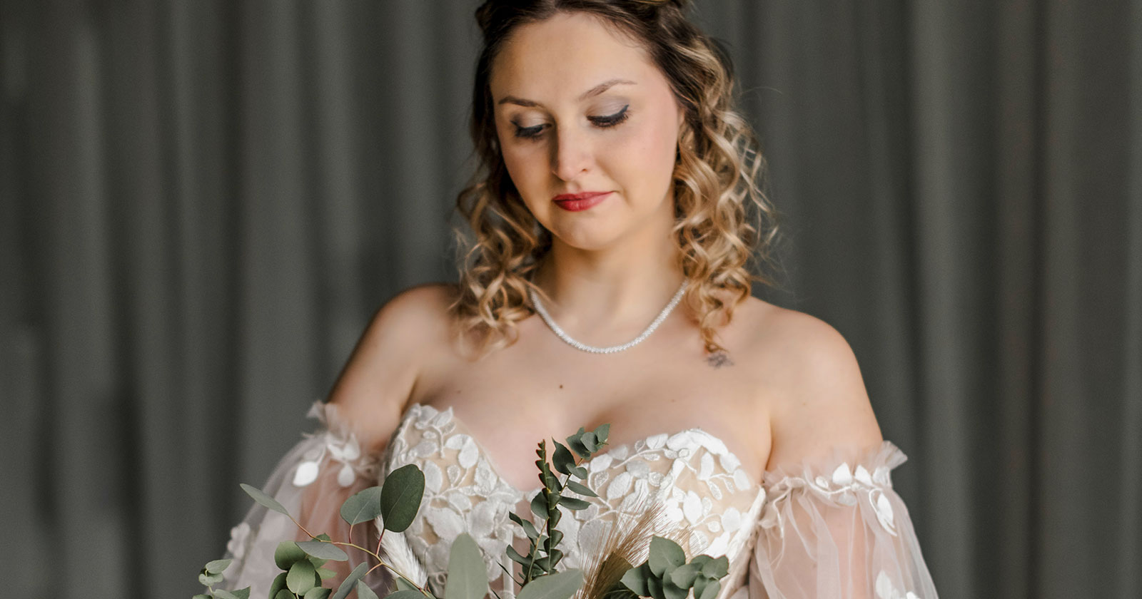 Junge Frau in Brautmode  | Credit: Never Leaves Photography