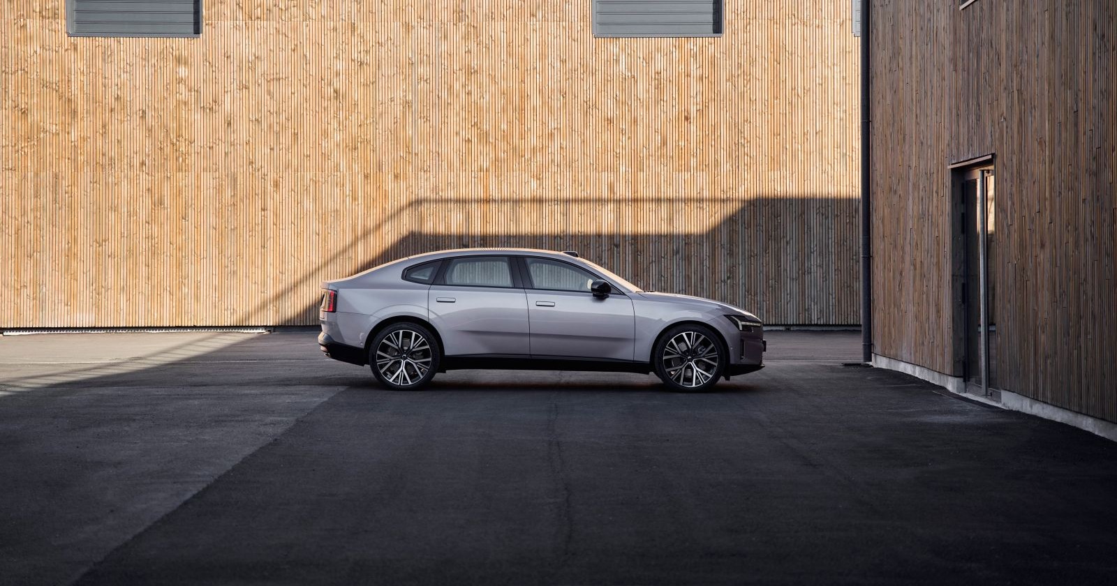 Der ES90 kommt im ersten Quartal und präsentiert sich als vollelektrische Limousine mit Liftback‑Konzept, die klassische Limousinenlinien mit erhöhter Sitzposition kombiniert. Zwei Akkugrößen sind avisiert: 92 und 106 kWh. Ab-Preis laut Volvo-Homepage: 68.490 Euro.