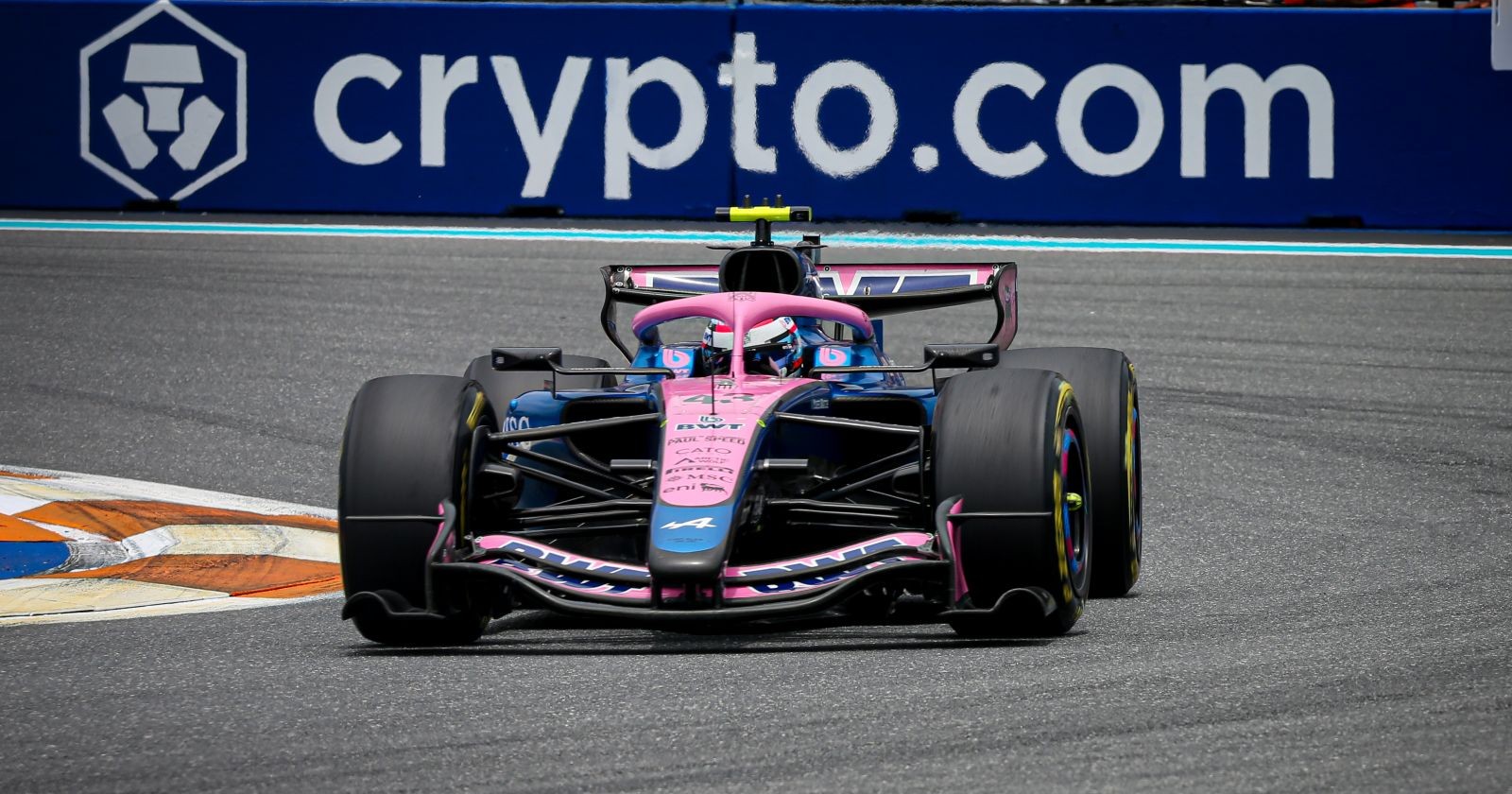 Ein Rennwagen des Alpine f1 Teams in Miami
