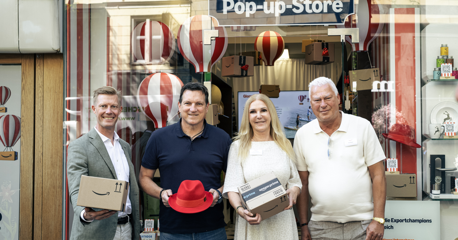 Vier Personen vor dem Amazon Pop-up-Store in der Wiener Mariahilfer Straße
