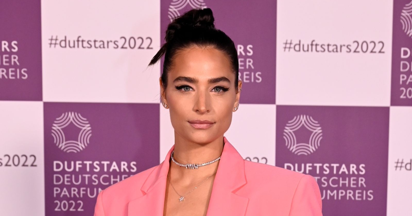 Amira Aly beim Deutschen Parfumpreis 2022 in pinkem Blazer – die Moderatorin dreht trotz Schwangerschaft aktuell für das ZDF-„Traumschiff“ in Ägypten.