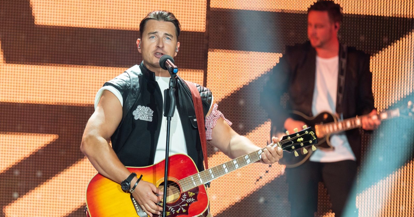 Andreas Gabalier bei einem Live-Auftritt mit Gitarre auf der Bühne. Der VolksRock’n’Roller sorgt nach einer geheimnisvollen Ankündigung auf Instagram für Aufregung unter seinen Fans.