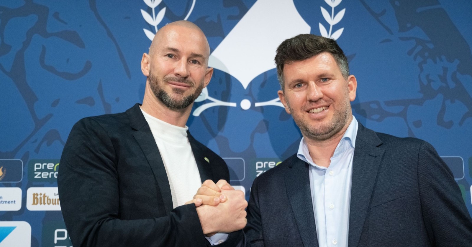 Christian Ilzer und Andreas Schicker, Geschäftsführer der TSG Hoffenheim, nehmen an einer Pressekonferenz der TSG 1899 Hoffenheim teil.