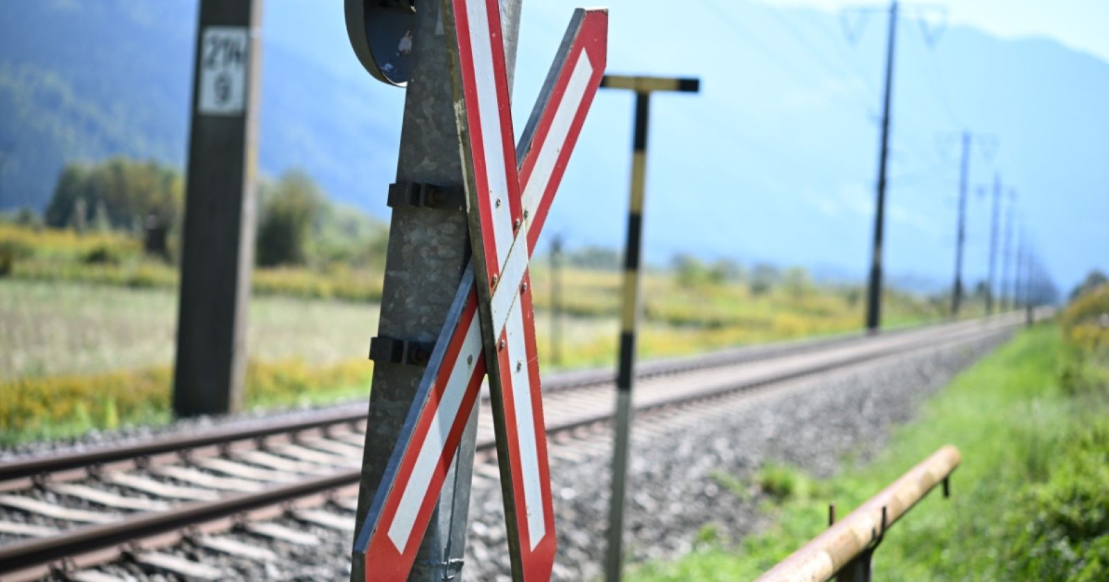 Ein X vor Bahngleisen