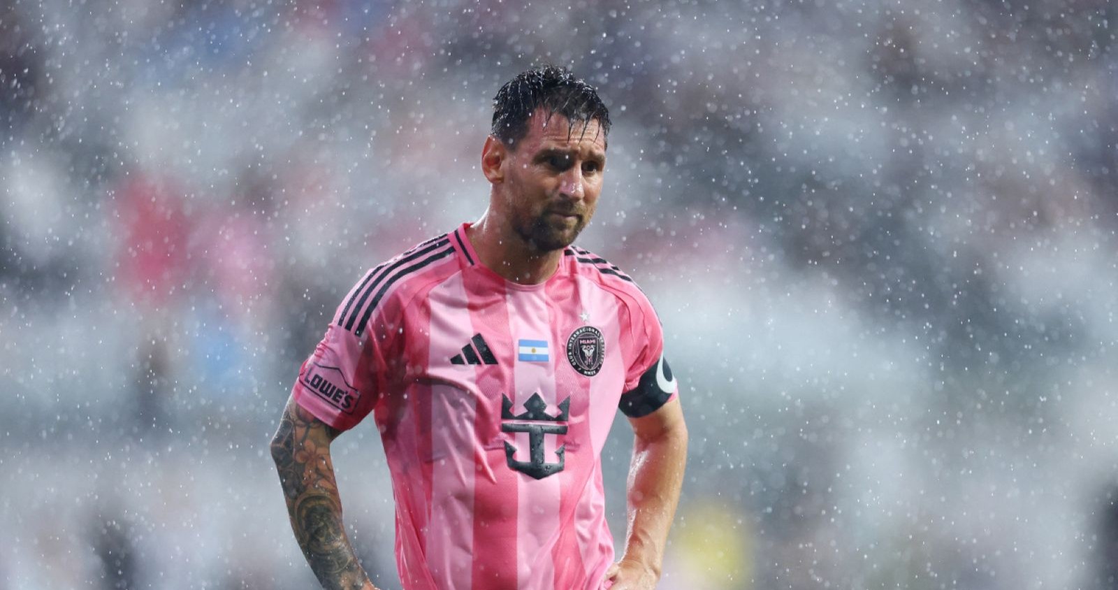 Messi im Regen auf dem Fußballplatz.