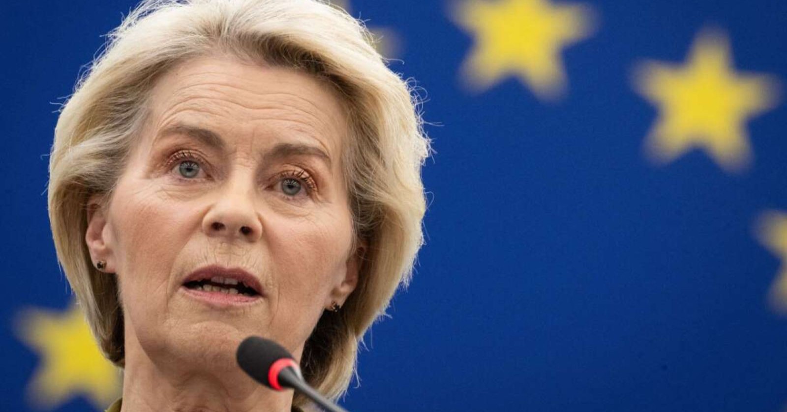 Ursula von der Leyen spricht vor EU-Flagge über den Zollstreit zwischen EU und USA und das Handelsabkommen mit Donald Trump