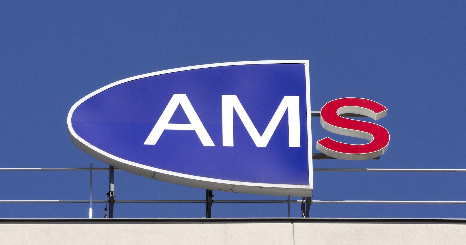 Schild des AMS Arbeitsmarktservice vor blauem Himmel.
