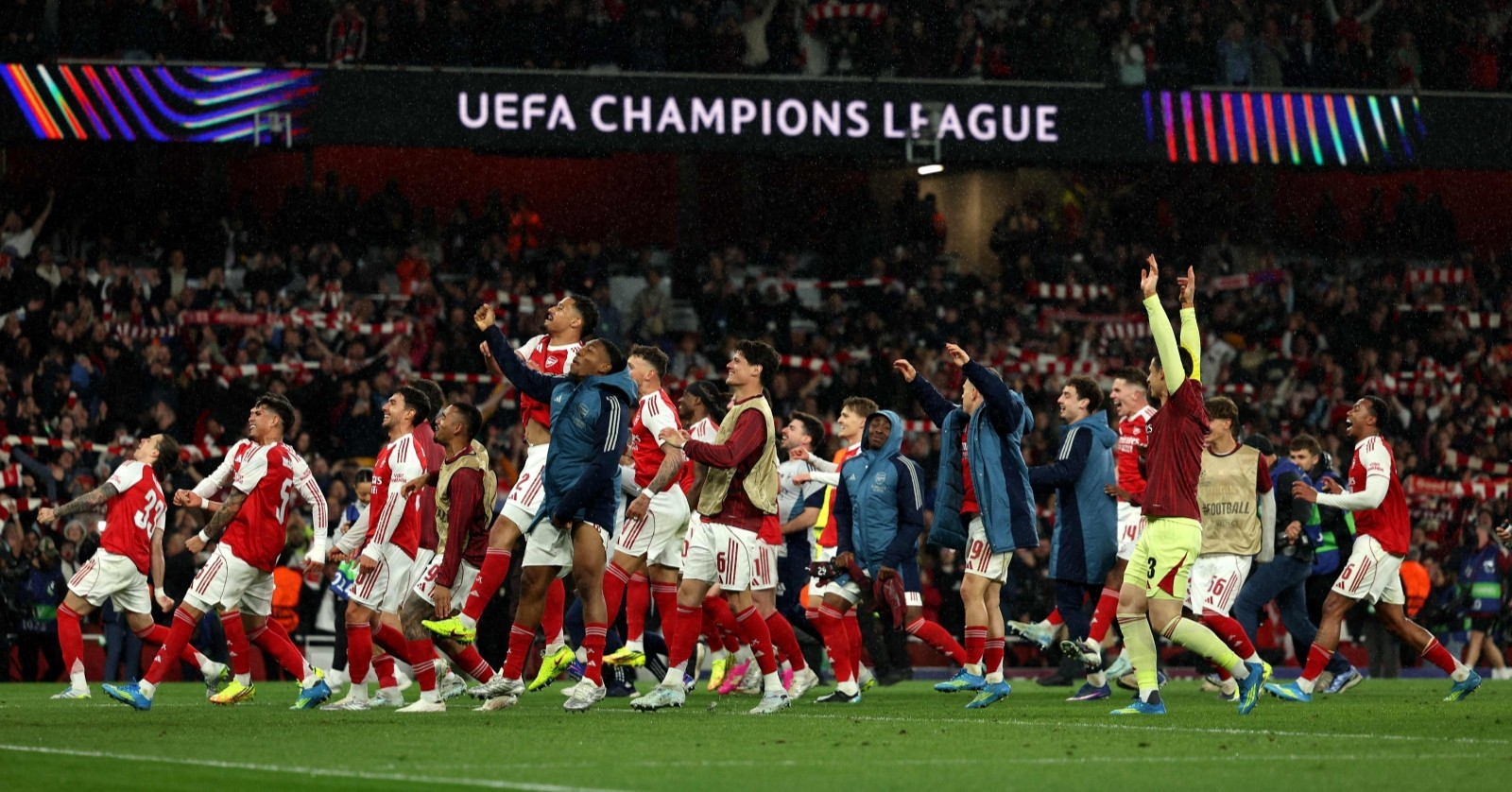 Arsenal Spieler feiern den Erfolg im CL-Halbfinale gegen Atlético Madrid.