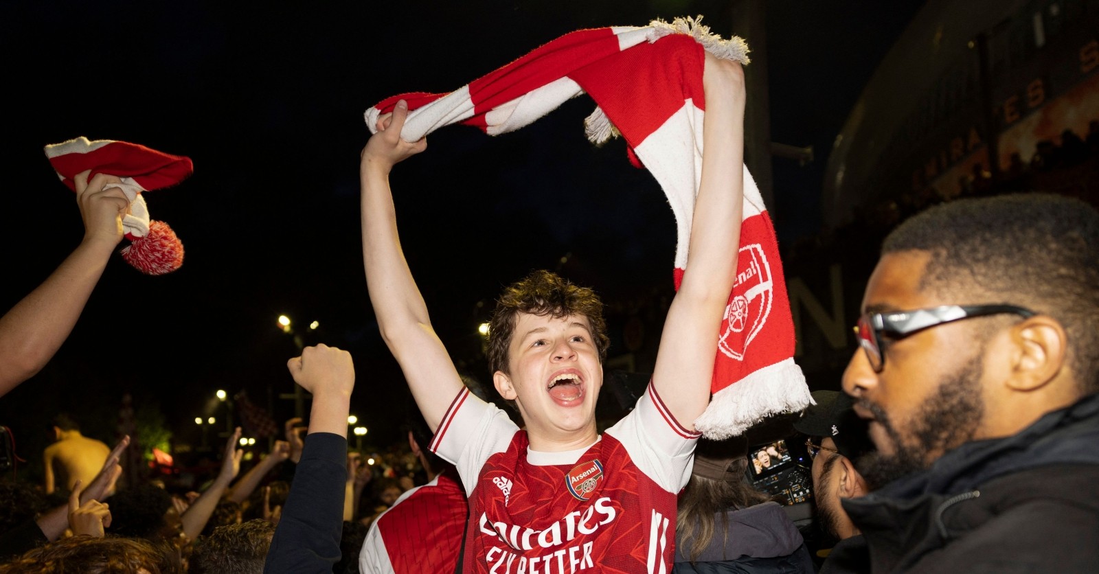 Ein Fan feiert die Meisterschaft von FC Arsenal.