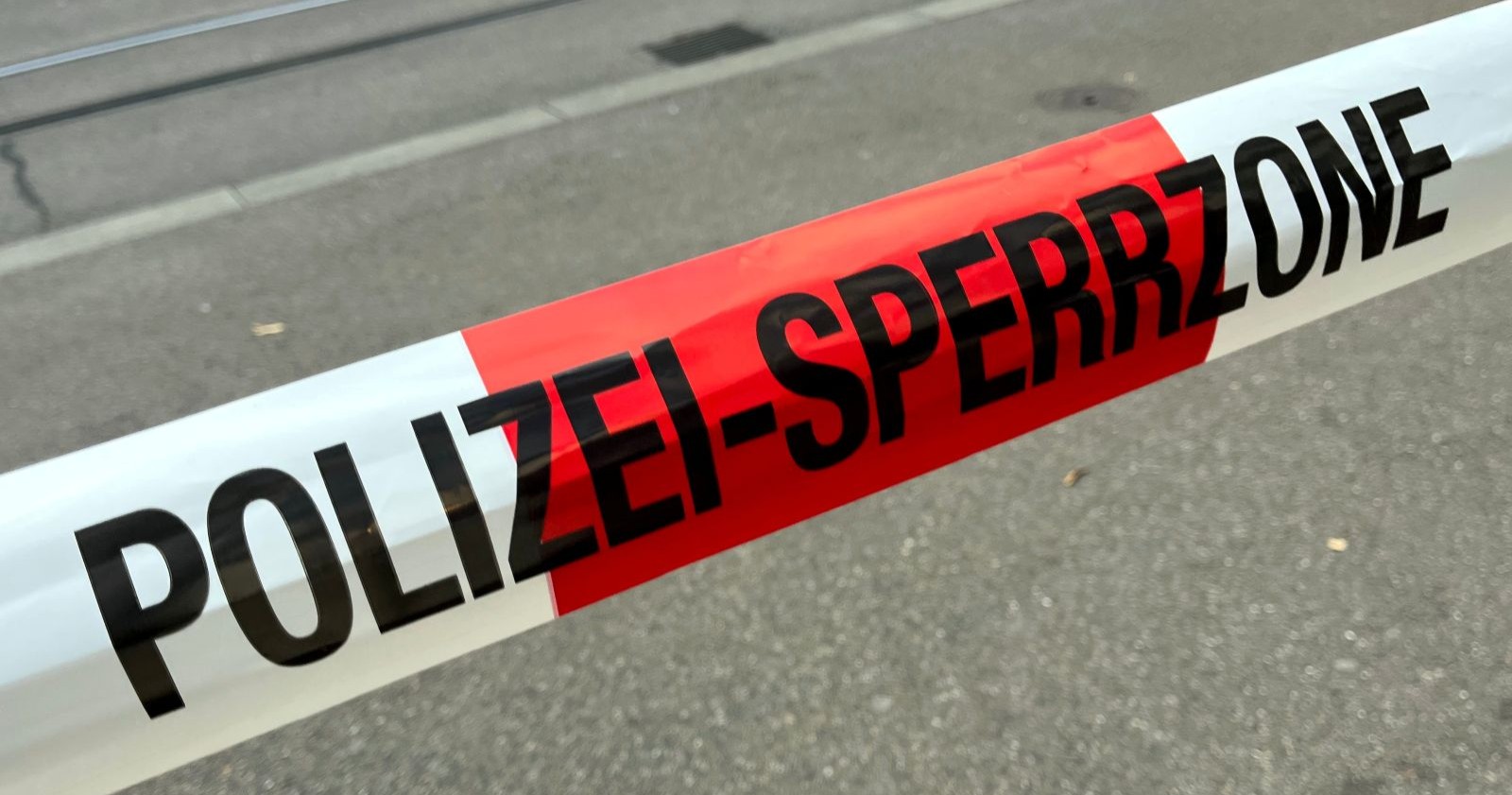 Polizei-Sperrzone nach Terroranschlag am Bahnhof Winterthur mit Absperrband