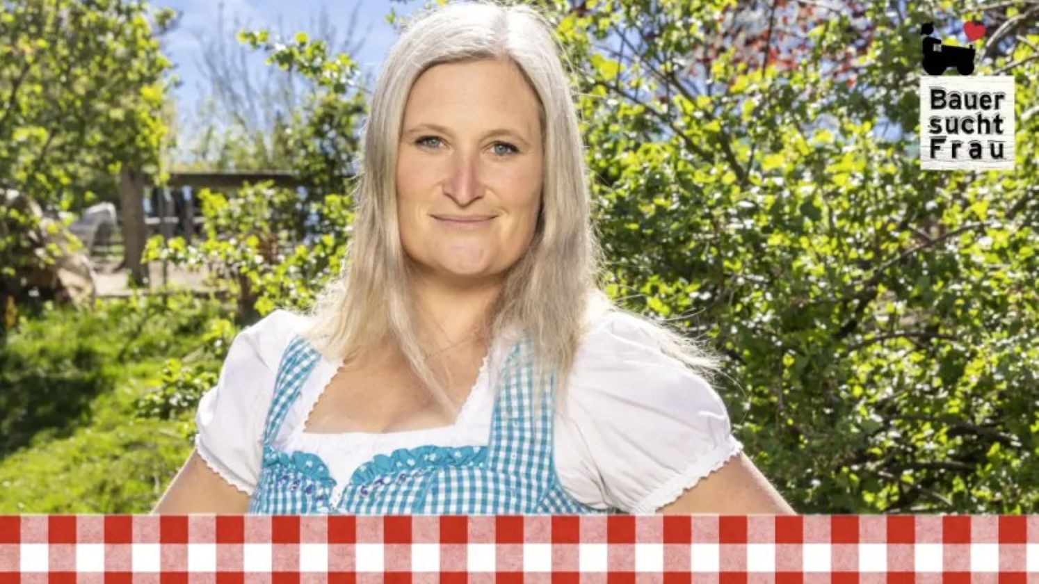 „Bauer sucht Frau“-Kandidatin Michaela aus Niederösterreich im Dirndl auf ihrem Reitstall in der neuen Staffel von „Bauer sucht Frau“