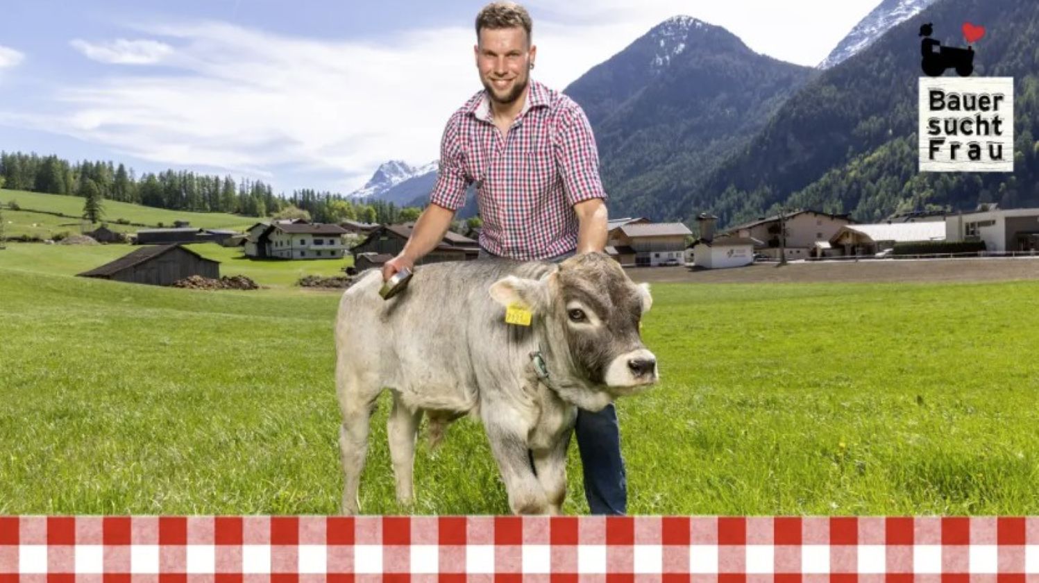 „Bauer sucht Frau“-Kandidat Tobias aus Tirol mit Kalb auf einer Almwiese in der neuen Staffel von „Bauer sucht Frau“