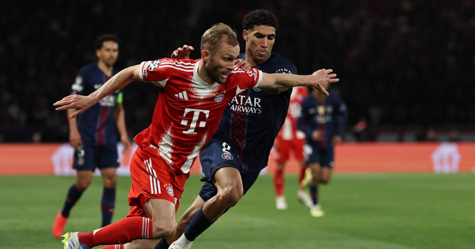 Konrad Laimer gegen Hakimi im Einsatz.