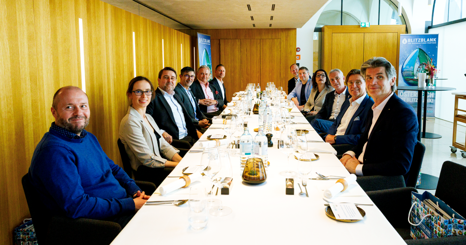 Alle Lunchgäste um den Tisch vereint