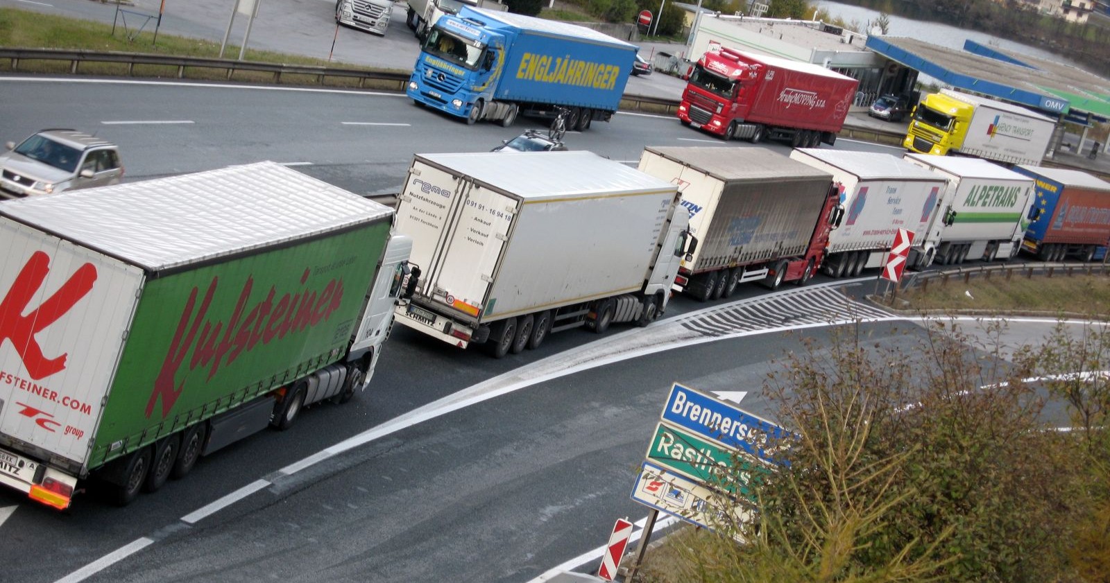 Lkw-Stau auf der Brennerroute in Tirol mit dichter Kolonne wegen Brenner Sperre und Verkehrschaos auf der Autobahn