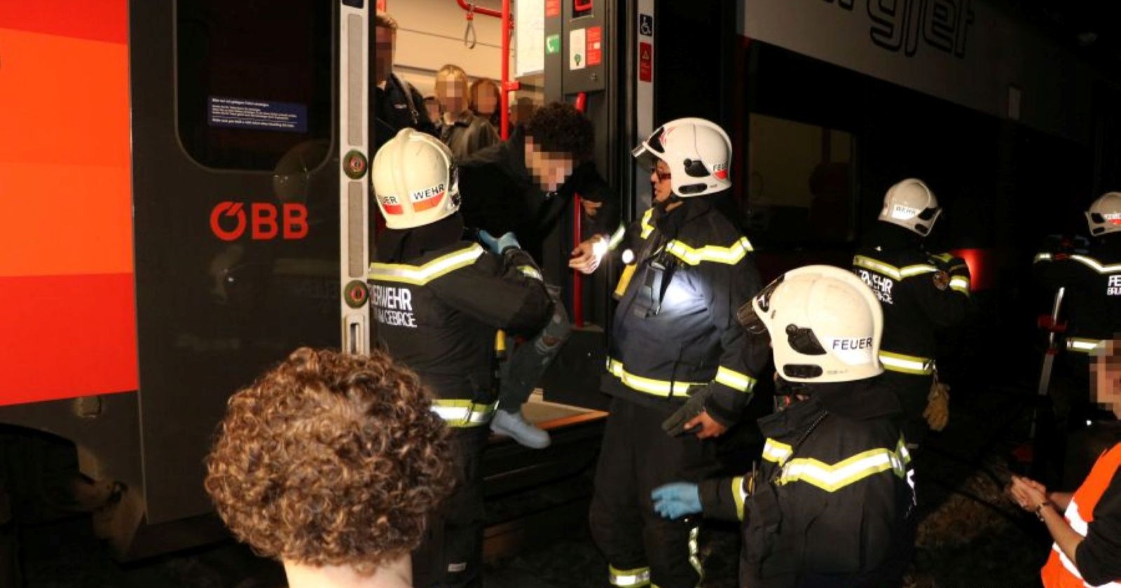 Evakuierung eines ÖBB-Zugs in Brunn am Gebirge durch Feuerwehr bei Nacht nach technischem Defekt