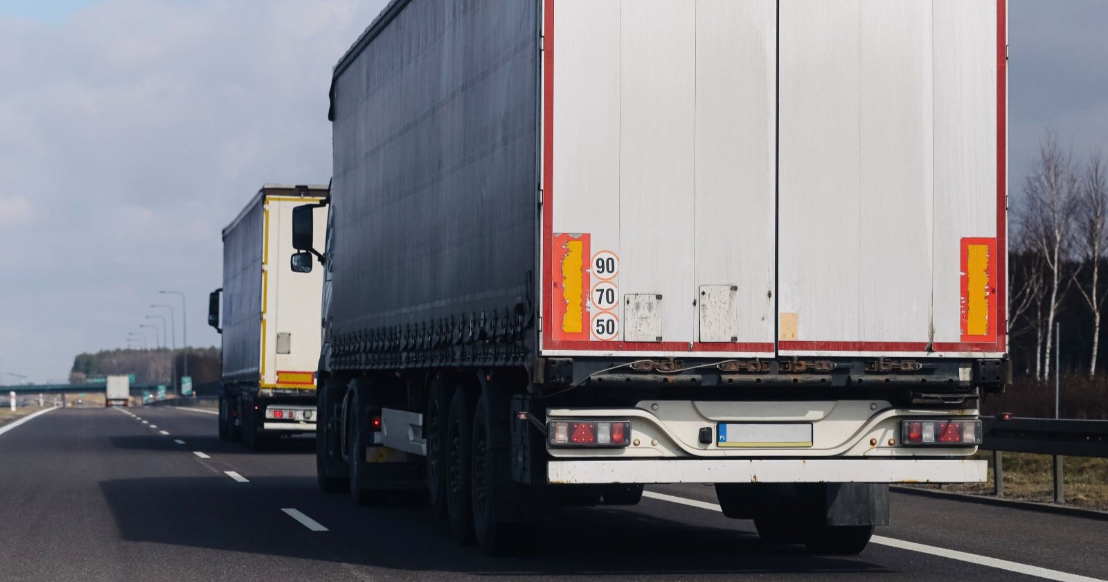 Zwei Lkw fahren auf einer Autobahn, Symbolbild für Spedition und Transportbranche im Zusammenhang mit der Cargowell-Insolvenz.