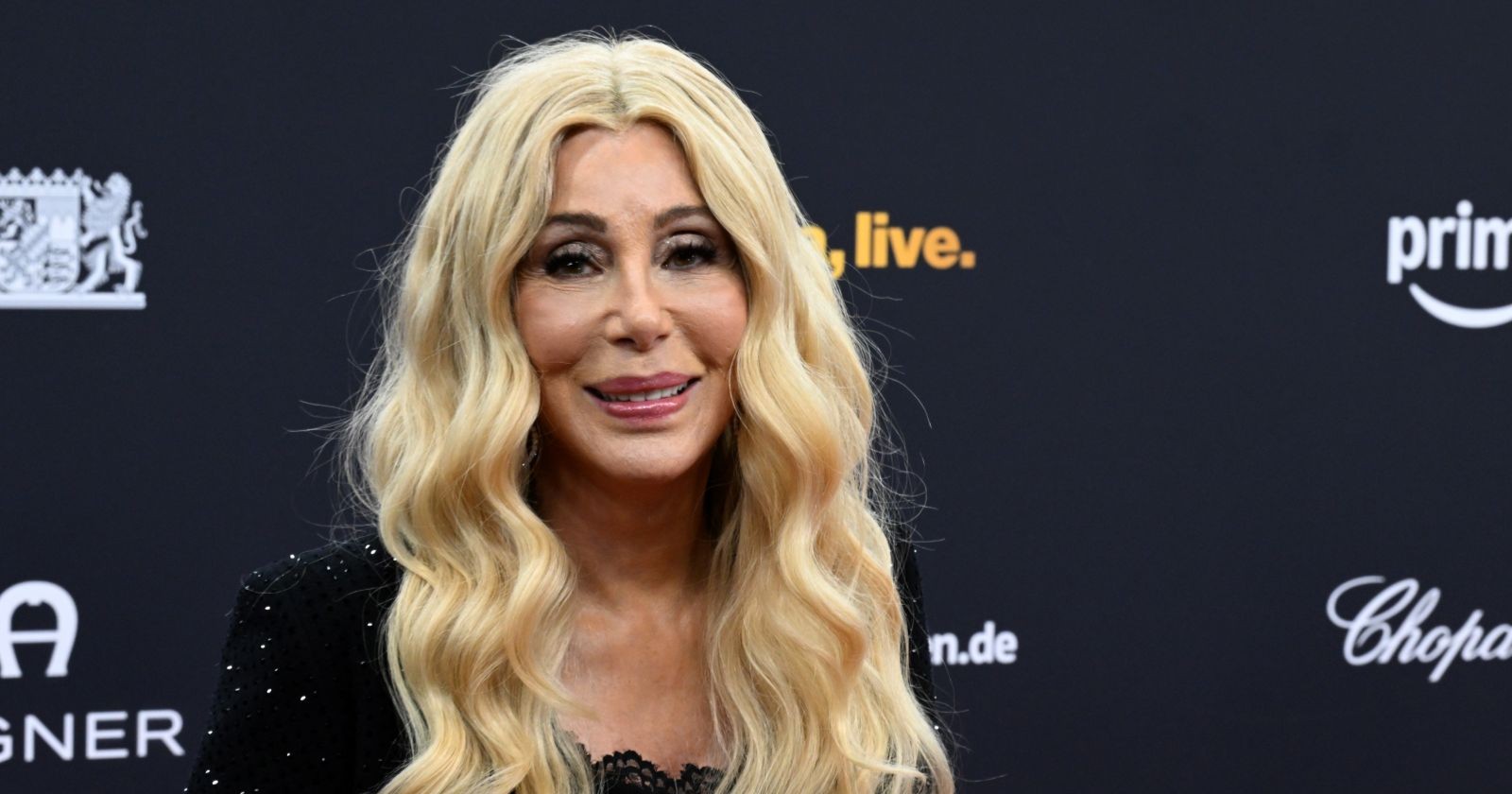 Cher bei einem öffentlichen Auftritt. Die Sängerin feiert ihren 80. Geburtstag und sorgt mit ihrer Karriere und ihrem Privatleben weiter für Schlagzeilen.