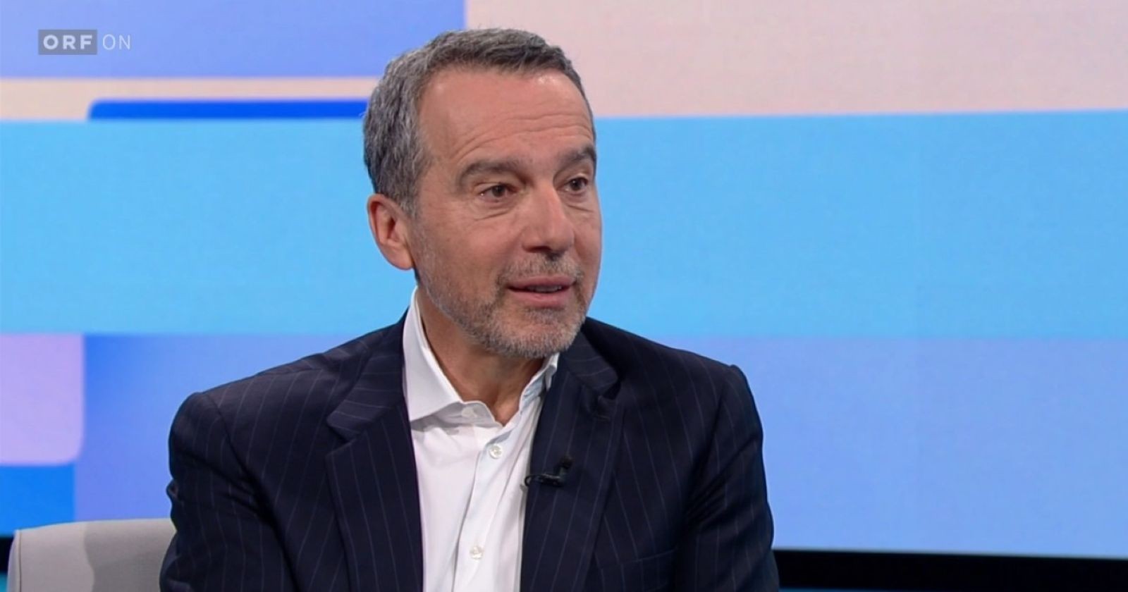 Christian Kern im ORF-Studio bei Hinter den Schlagzeilen im Gespräch mit Patrick Budgen, auch mit Fragen über sein Privatleben und Verena Altenberger