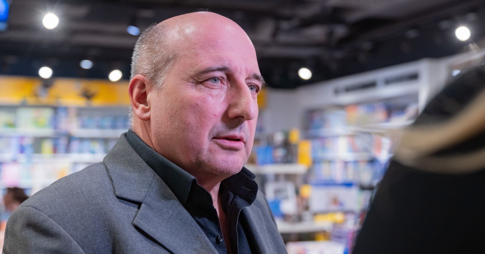 Christoph Fälbl bei einem öffentlichen Auftritt. Der österreichische Kabarettist spricht offen über seinen 60. Geburtstag, Alkoholprobleme und Therapie.