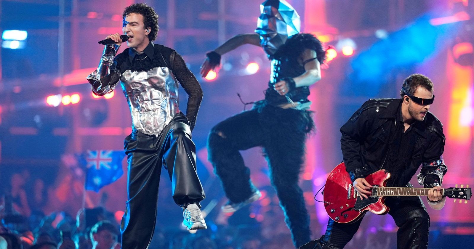 Cosmó ESC 2026 Halbfinale Auftritt Bühne Performance Sänger mit Gitarrist Eurovision Song Contest Wien