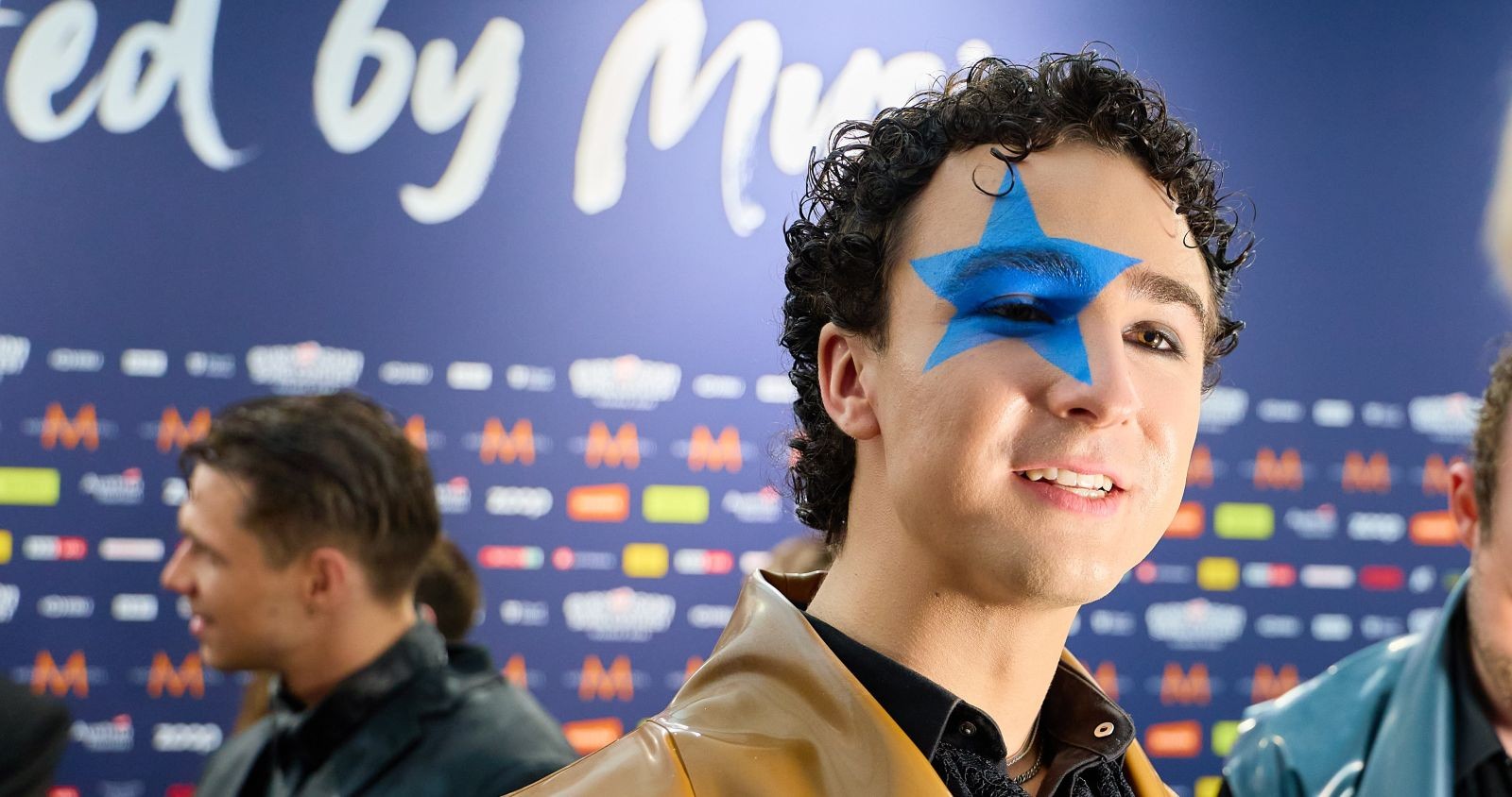 Cosmó blauer Stern ESC Streit Gesicht Markenzeichen Sänger Österreich Eurovision Song Contest